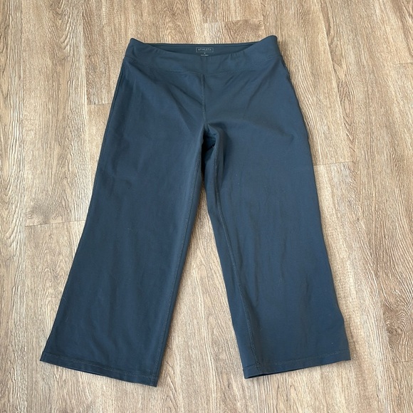 Athleta Pants - Athleta Cropped leggings. Size M.